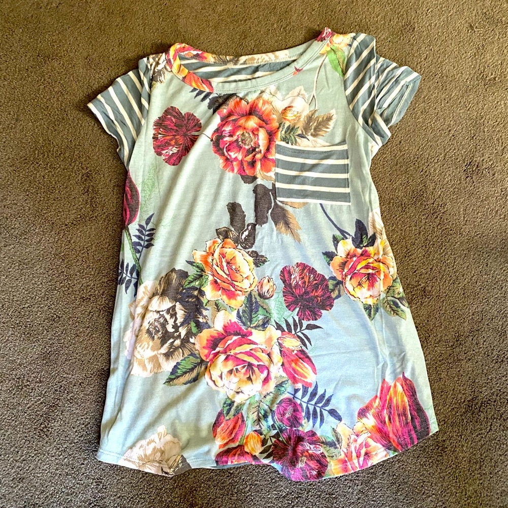 Boutique floral tee size small